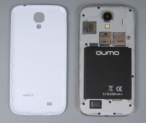 Под крышкой — съемный аккумулятор, обеспечивающий смартфону среднюю автономность, и слоты microSIM-карт и microSD