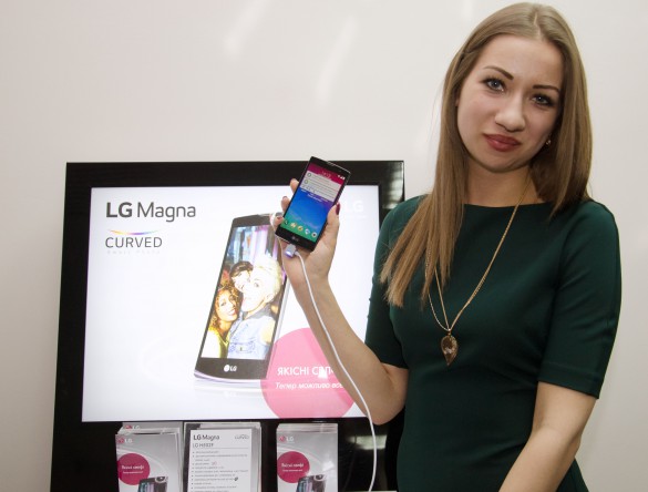 Юлия Чередникова, менеджер по маркетингу департамента мобильных коммуникаций компании LG Electronics Украина, демонстрирует LG Magna