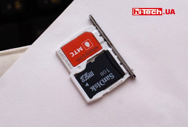 В телефон можно установить или одну nano-SIM-карту вместе с картой памяти microSD, или две nano-SIM-карты. Одновременно использовать две nano-SIM-карты вместе с картой памяти не получится