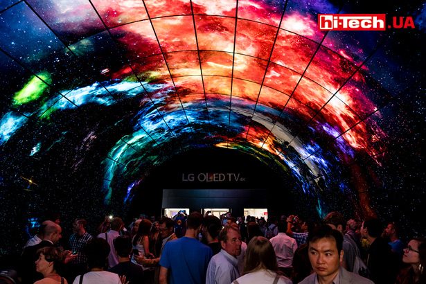 LG подготовила очень эффектных тоннель из OLED-панелей