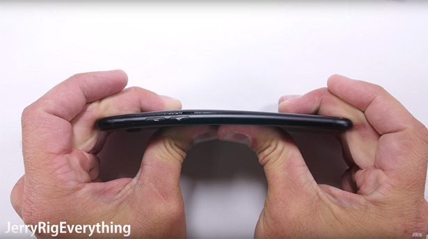 Скриншот из видеоролика на YouTube-канале JerryRigEverything