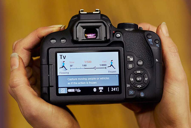 Canon снабдила интерфейс целым рядом подсказок, помогающих новичкам быстрее освоится с фототехникой (на фото Canon EOS 800D)