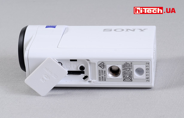 На нижней панели Sony HDR-AS300 размещен слот для карт памяти и крепежное гнездо
