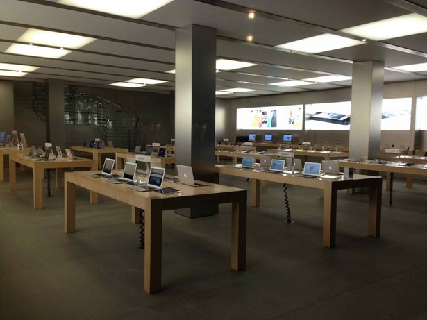 Фото пользователей из социальных сетей: магазины Apple Store в период начала продаж iPhone 8