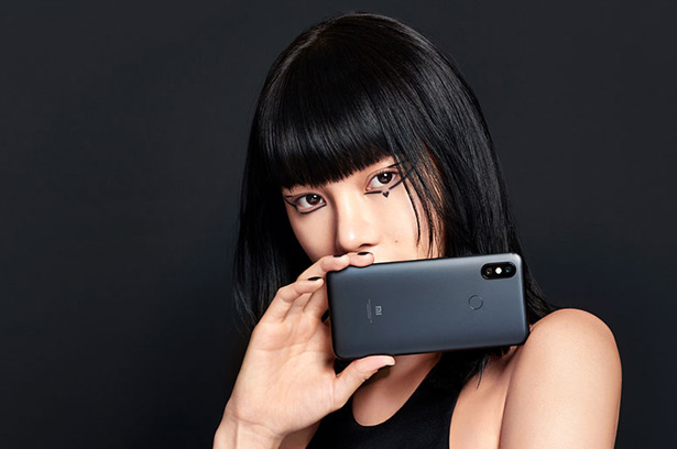 Бренд электронной техники Xiaomi Xiaomi-Mi-6X-black-girl