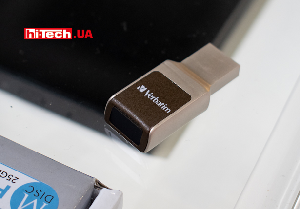 USB-флешка Verbatim со сканером отпечатка пальца