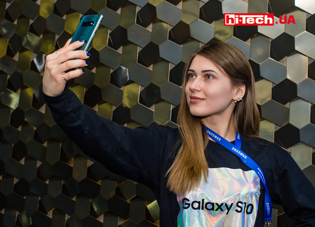 Девушка с Samsung Galaxy S10