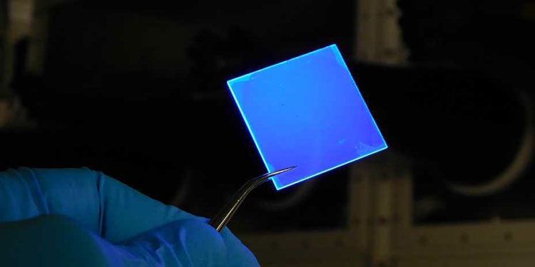 Свечение пластинки синим светом, возбуждаемым в материале ультрафиолетовой подсветкой (ETH Zurich / Jakub Jagielski)