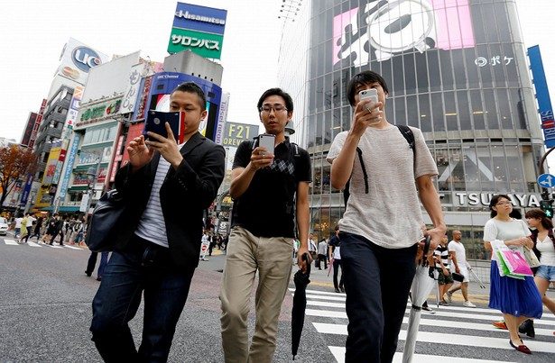 japan ban walk smartphone