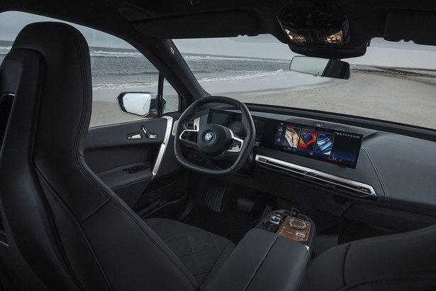 Электро-кроссовер BMW iX M60 представлен на CES 2022: 619 л.с., 566 км запас хода, изменяемый цвет кузова