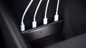 Tesla выпустила USB для зарядки. Поддерживаются только новые электрокары