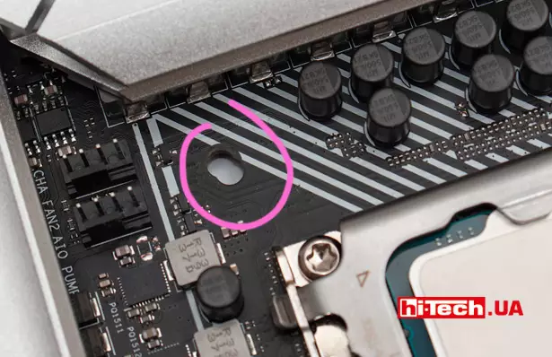 Двойные отверстия для кулера на плате ASUS PRIME Z690-A