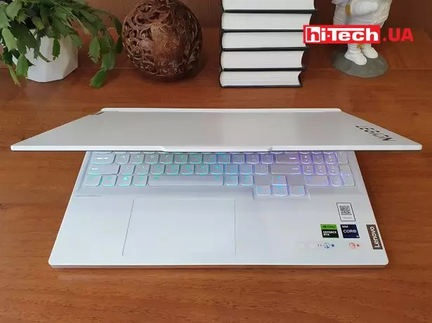 Lenovo Legion Slim 7 16IRH8 Glacier White